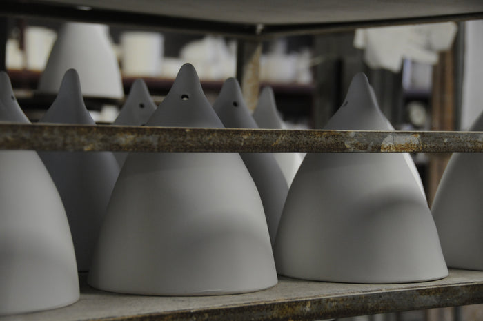 abat-jour de cornettes en porcelaine dans la manufacture. Tsé & Tsé