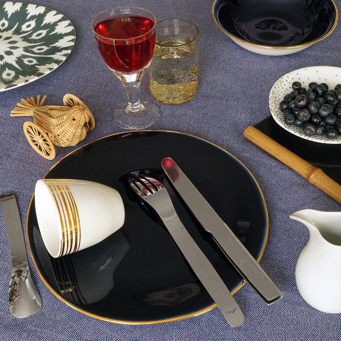 assiette noir bleuté avec un liseré or et tasse blanche à motif spirale dorée - tsé tsé