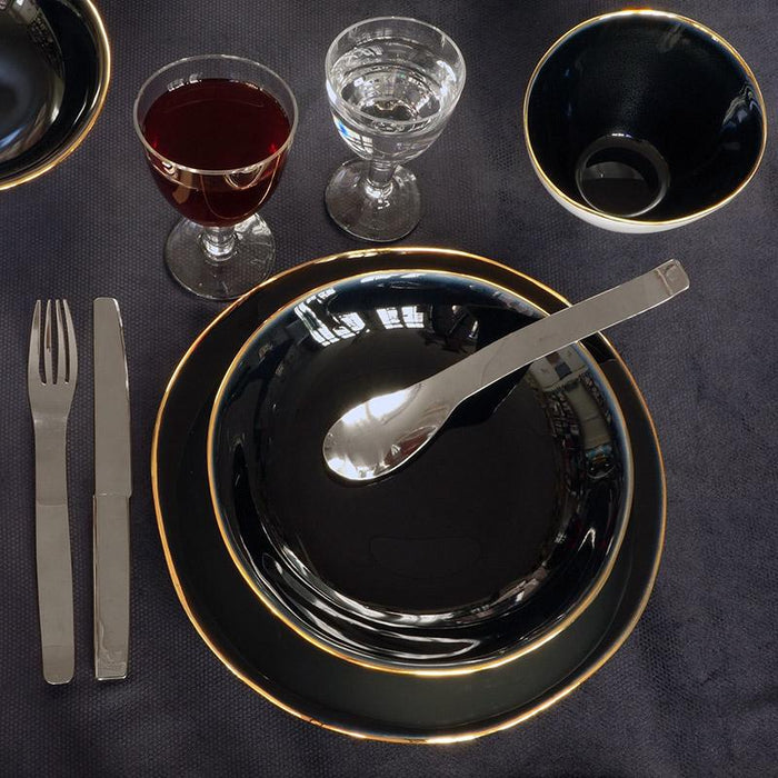 table dressée avec de la vaisselle noire et or, vue de haut - tsé tsé