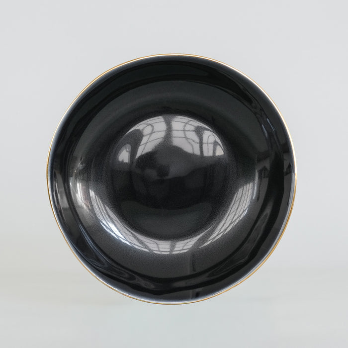 Assiette à soupe noire et or, vue du dessus
