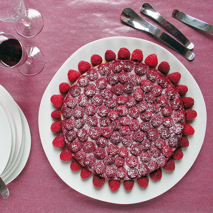 gâteau à la framboise dans une assiette de présentation en porcelaine blanche de forme irrégulière - tsé tsé