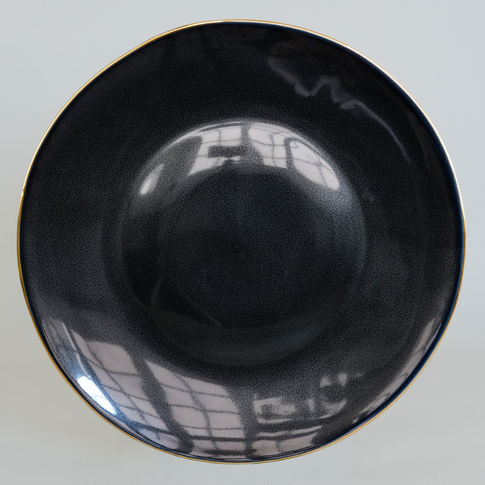 Grande assiette en porcelaine noir bleuté et contour or, vue de dessus