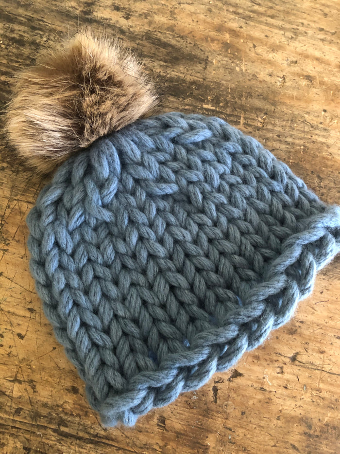 Steel blue / Pom Pom