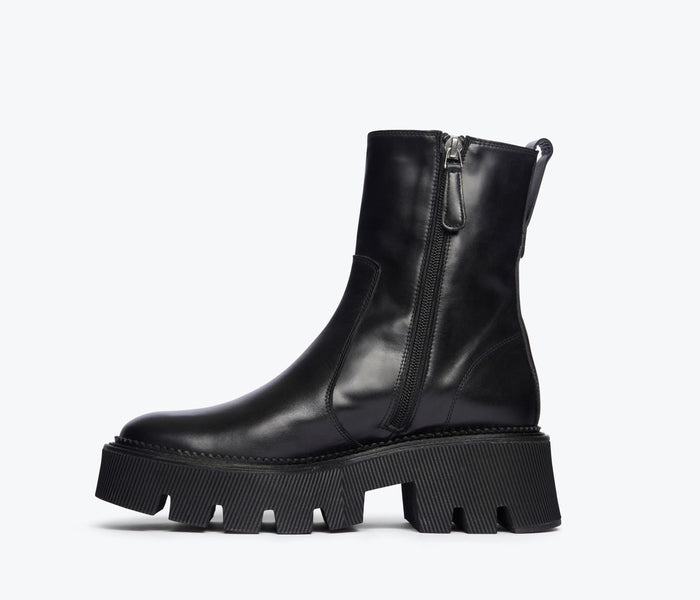 Black FREDA SALVADOR DARLA Lug Sole Chelsea Boot with elastic side panels and sturdy sole, showcased from inside perspective.