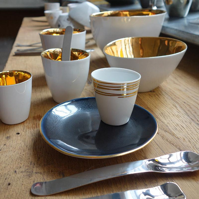 tasses et bols en porcelaine blanche et or et soucoupe bleu nuit avec un liseré doré - tsé tsé