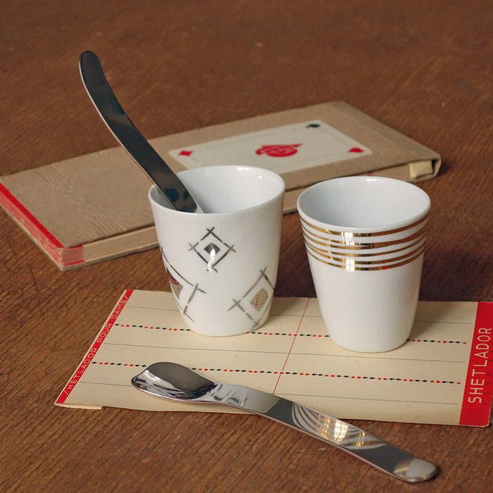 duo de tasses à expresso blanches à motifs or et platine et petites cuillères de forme irrégulière - tsé tsé