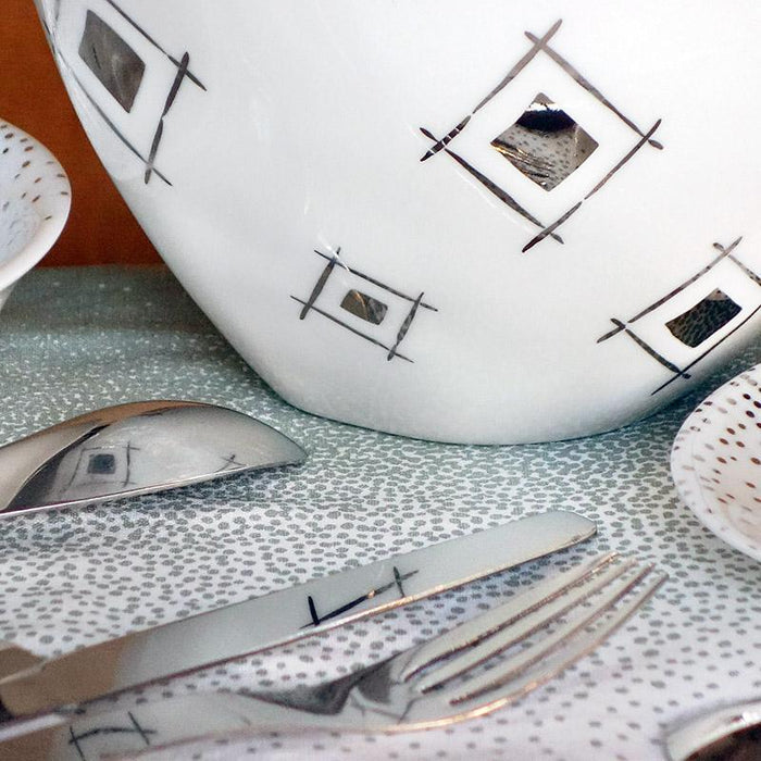 table qui se reflète dans un grand bon blanc avec un motif argenté effet miroir - tsé tsé