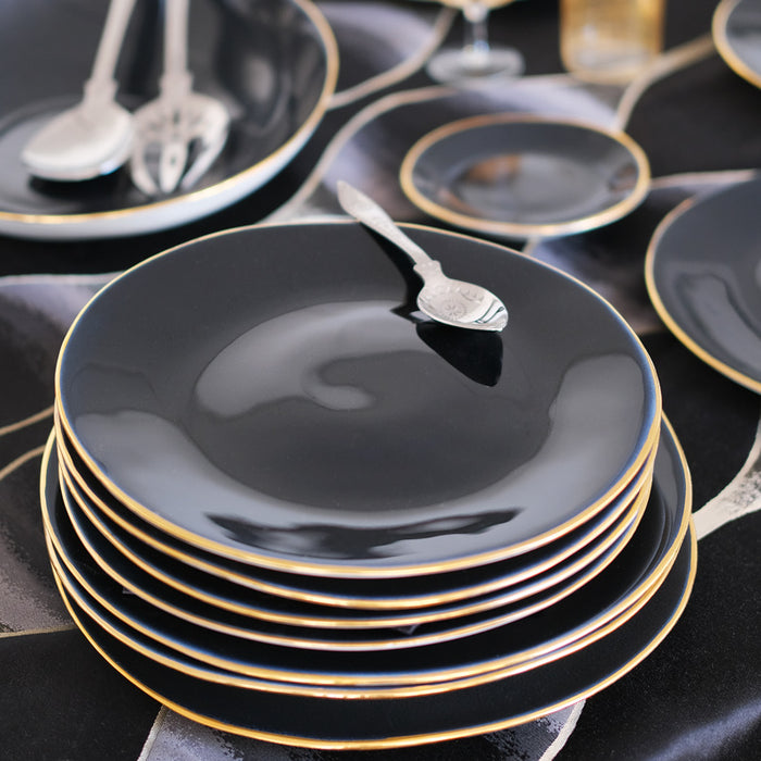 Jolie pile d'assiettes irrégulières, noires et or