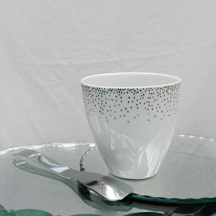 tasse blanche en porcelaine avec des petits pois argentés posée sur un miroir - tsé tsé