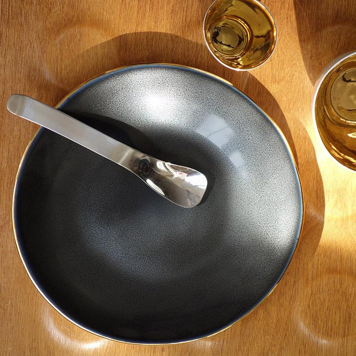 gros plan sur assiette noire avec un liseré en or - tsé tsé
