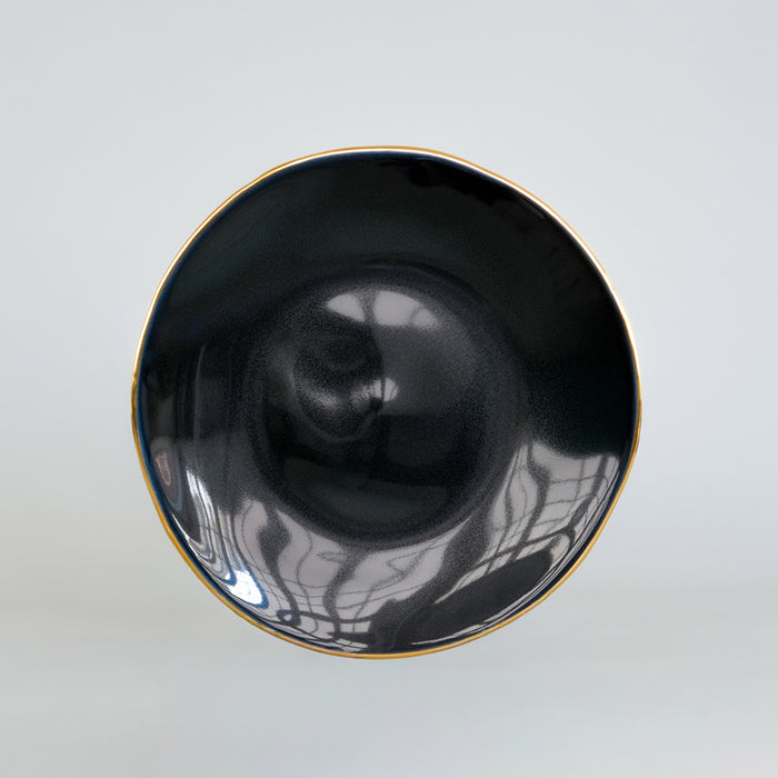 assiette noire et or vue du dessus
