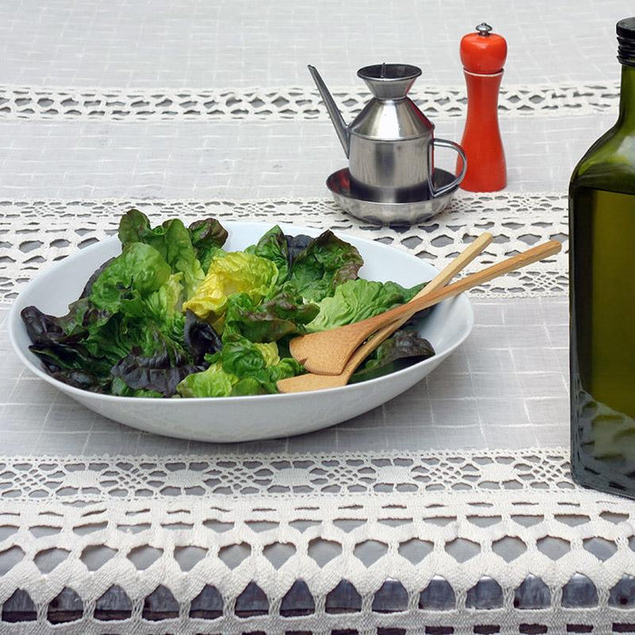 saladier bas en porcelaine blanche de forme irrégulière et couverts à salade en bois - tsé tsé