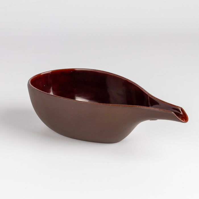 Red Lacquer Pourer Katakuchi "Tame" is a modern take on a classic pouring bowl, this cast iron sake decanter with a lacquered interior is designed in collaboration with Simplicity design studio, founded by Shinichiro Ogata, known for their tea house and restaurants Higashiyama, Yakumo Saryo and Ogata Paris. The Suzuki family, now in its 14th generation, started making Nambu Ironware in 1625. Made in Iwate, Japan.