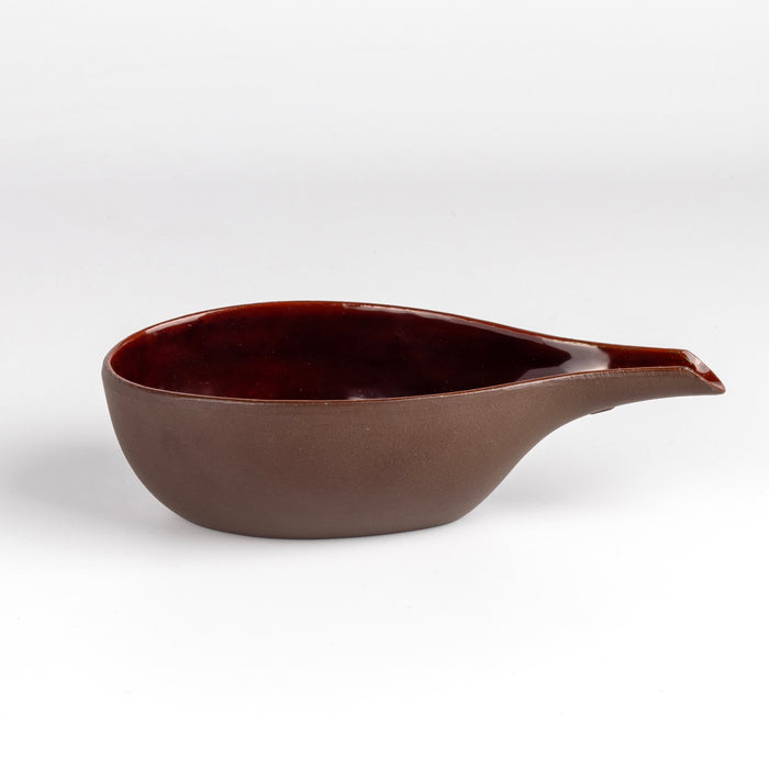 Side view of Red Lacquer Pourer Katakuchi "Tame" idesigned in collaboration with Simplicity design studio, founded by Shinichiro Ogata, known for their tea house and restaurants Higashiyama, Yakumo Saryo and Ogata Paris. The Suzuki family, now in its 14th generation, started making Nambu Ironware in 1625. Made in Iwate, Japan.