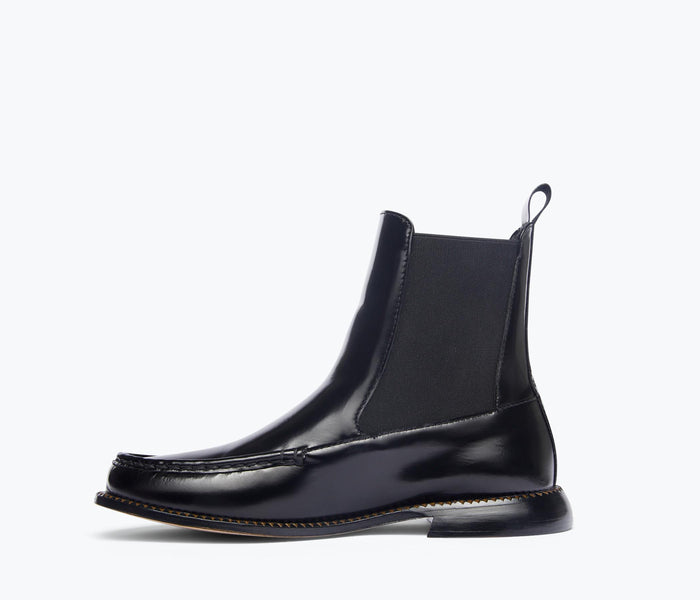 FREDA SALVADOR Renn Chelsea boot in black leather, showcasing a sleek slip-on design with a cozy inside lining.