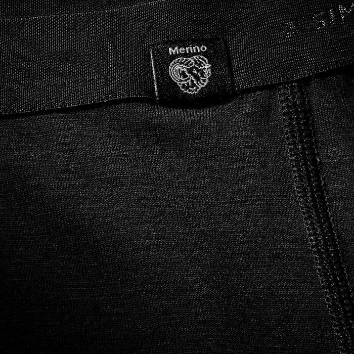 {*ultra-black-8542384*}