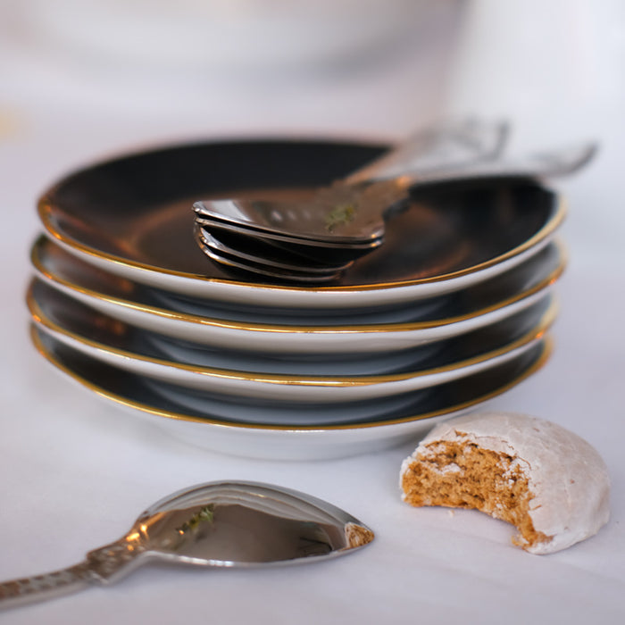pile de soucoupe en porcelaine, noires avec liseré or