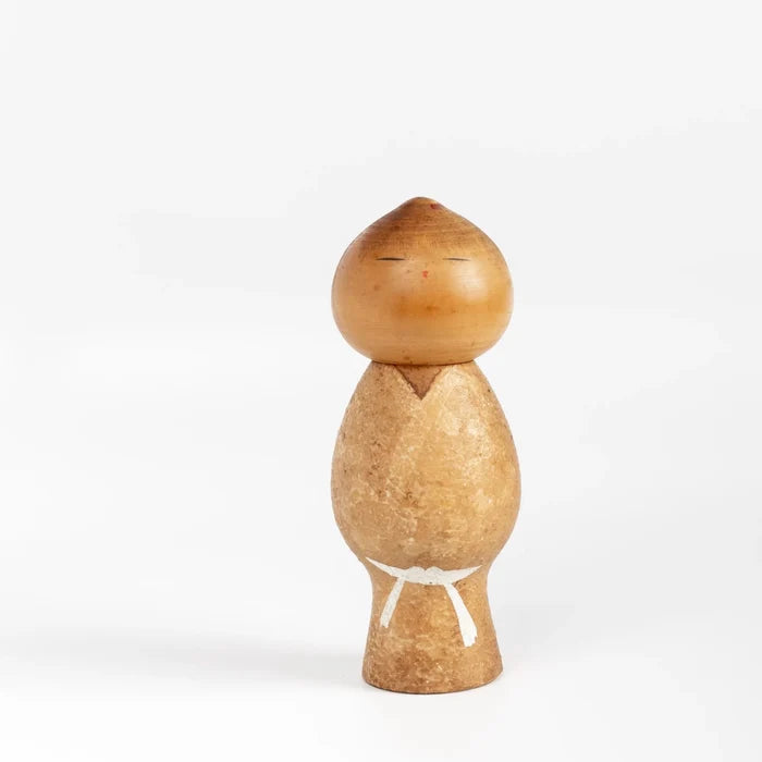 An artisan Kokeshi dolls called Mushin (Innocense) in small. These depict a child with a boyish look. Handmade in Japan by Misao Watanabe (1917-2007), possibly the most popular Sosaku artisans. He won the Prime Minister's Prize in 1963 and 1981.
